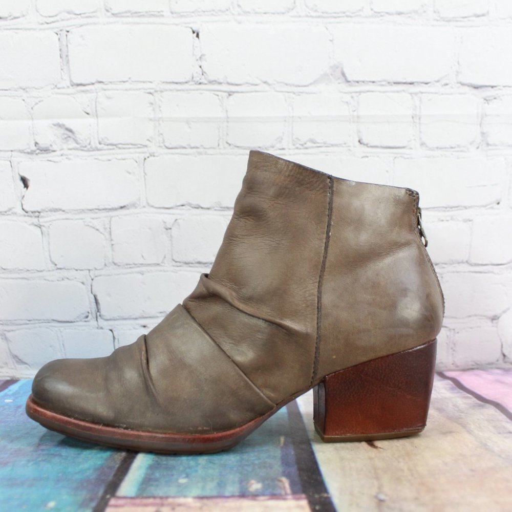 Kork Ease Kissel Brown Leather Ruched Back Zip Ankle Booties Size US 8.5 - Picture 1 of 9